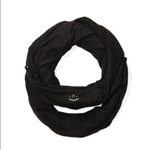 BN Beyond yoga infinity scarf with zipper pocket